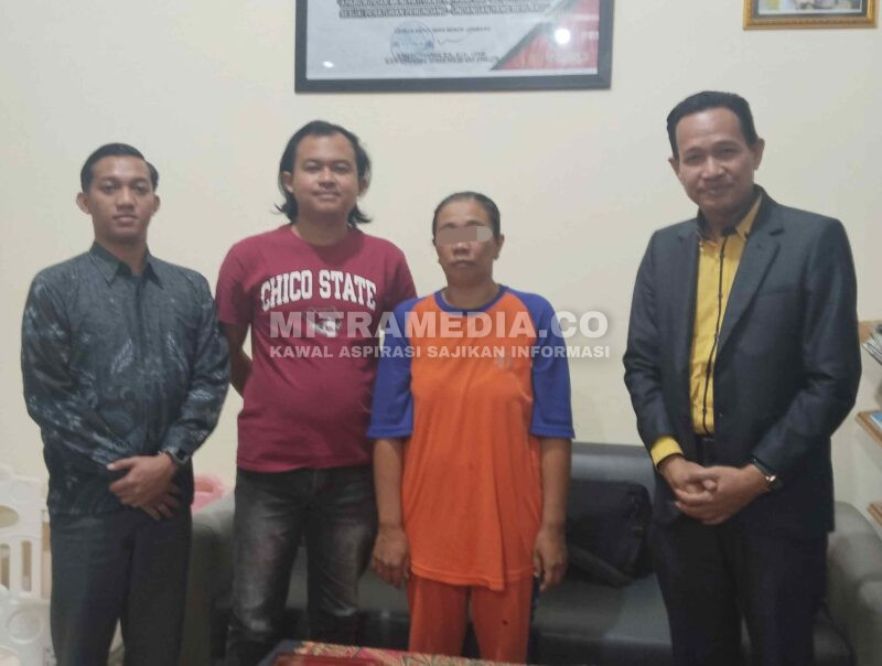 Pengacara pihak lembaga pendidikan dari Firma Hukum SSA AL-WAHID, Syarahuddin, SH., atau Bang Reza (kanan) saat RJ di Mapolres Jombang. (MITRAMEDIA) 