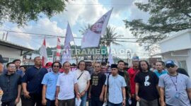 Massa dari Aliansi Lampung Bersatu Awasi Kebijakan dan Anggaran (ALAM BAKA) mengepung Kantor Wilayah Direktorat Jenderal Bea dan Cukai (DJBC) Sumatera Bagian Barat. (Istimewa) 
