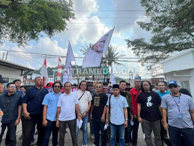 Massa dari Aliansi Lampung Bersatu Awasi Kebijakan dan Anggaran (ALAM BAKA) mengepung Kantor Wilayah Direktorat Jenderal Bea dan Cukai (DJBC) Sumatera Bagian Barat. (Istimewa) 