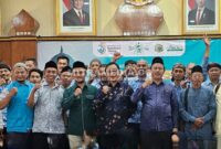 Ketua LK PBNU, dr. HM. Zulfikar As’ad yang akrab disapa Gus Ufik saat berfoto bersama jajaran tenaga medis untuk Muktamar ke-36 NU di Tambakberas Jombang. (Ist)