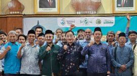 Ketua LK PBNU, dr. HM. Zulfikar As’ad yang akrab disapa Gus Ufik saat berfoto bersama jajaran tenaga medis untuk Muktamar ke-36 NU di Tambakberas Jombang. (Ist)