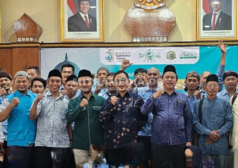 Ketua LK PBNU, dr. HM. Zulfikar As’ad yang akrab disapa Gus Ufik saat berfoto bersama jajaran tenaga medis untuk Muktamar ke-36 NU di Tambakberas Jombang. (Ist)