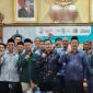 Ketua LK PBNU, dr. HM. Zulfikar As’ad yang akrab disapa Gus Ufik saat berfoto bersama jajaran tenaga medis untuk Muktamar ke-36 NU di Tambakberas Jombang. (Ist)