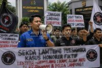 Ilustrasi aksi protes warga soal koruptor tidak ditahan meski berstatus tersangka. (MITRAMEDIA/RIZA) 