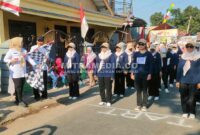 Regu peserta unik bernama kelompok 'Mama Gemoy' saat berada di garis start. (ANANG/MITRAMEDIA)
