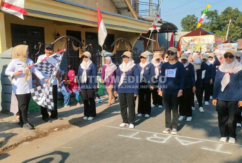 Regu peserta unik bernama kelompok 'Mama Gemoy' saat berada di garis start. (ANANG/MITRAMEDIA) 