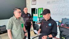 Perwakilan LSM FOKAL saat berada di Kejati Lampung. (RIZA/MITRAMEDIA) 