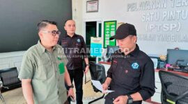 Perwakilan LSM FOKAL saat berada di Kejati Lampung. (RIZA/MITRAMEDIA) 