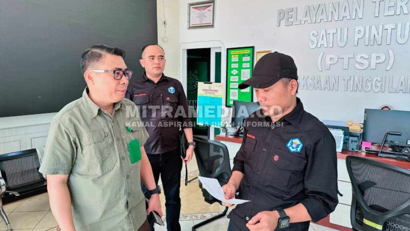 Perwakilan LSM FOKAL saat berada di Kejati Lampung. (RIZA/MITRAMEDIA) 