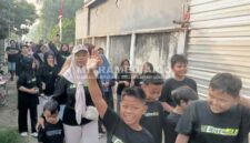 Semarak warga RT 1 mengikuti jalan sehat di Desa Bendet, Kecamatan Diwek, Kabupaten Jombang. (ANANG/MITRAMEDIA) 