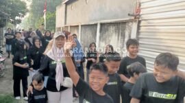 Semarak warga RT 1 mengikuti jalan sehat di Desa Bendet, Kecamatan Diwek, Kabupaten Jombang. (ANANG/MITRAMEDIA) 