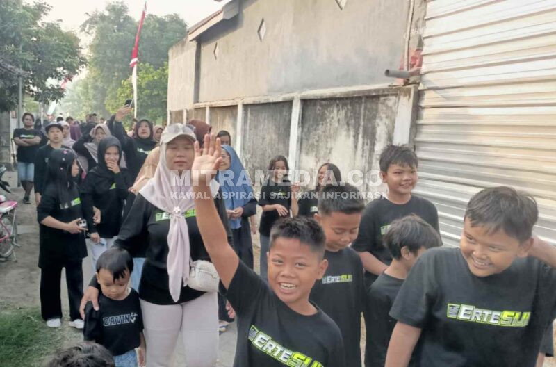 Semarak warga RT 1 mengikuti jalan sehat di Desa Bendet, Kecamatan Diwek, Kabupaten Jombang. (ANANG/MITRAMEDIA) 