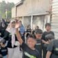Semarak warga RT 1 mengikuti jalan sehat di Desa Bendet, Kecamatan Diwek, Kabupaten Jombang. (ANANG/MITRAMEDIA) 