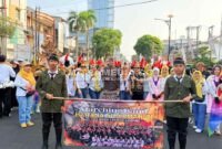 Ribuan pelajar SMA dan SMK dari 15 kabupaten/kota se-Provinsi Lampung tampil memukau mengenakan beragam atribut adat Pepadun, Sai Batin, hingga seni kreasi modern. (HUSNI MUBAROK/MITRAMEDIA.CO) 