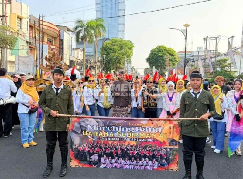 Ribuan pelajar SMA dan SMK dari 15 kabupaten/kota se-Provinsi Lampung tampil memukau mengenakan beragam atribut adat Pepadun, Sai Batin, hingga seni kreasi modern. (HUSNI MUBAROK/MITRAMEDIA.CO) 
