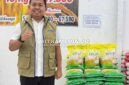 Pimpinan Cabang Prum Bulog Mojokerto saat tinjau SPHP di ritel Jombang. (MITRAMEDIA) 