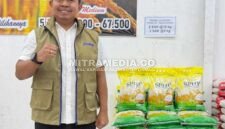 Pimpinan Cabang Prum Bulog Mojokerto saat tinjau SPHP di ritel Jombang. (MITRAMEDIA) 