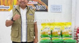 Pimpinan Cabang Prum Bulog Mojokerto saat tinjau SPHP di ritel Jombang. (MITRAMEDIA) 