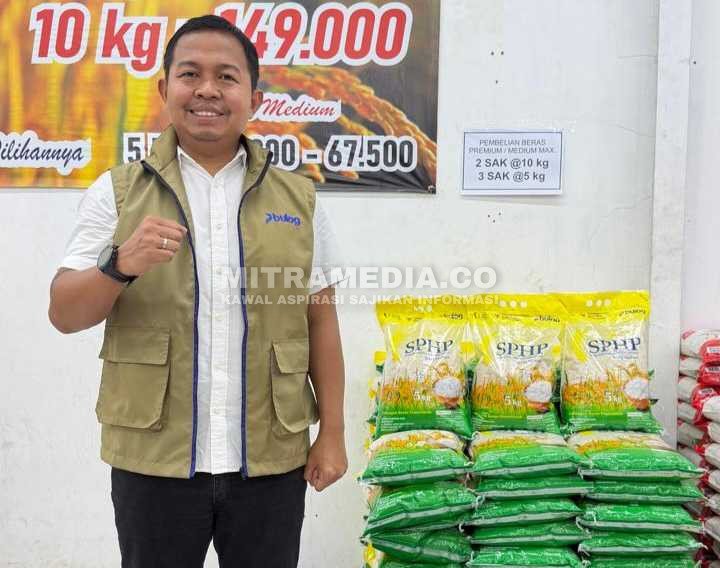 Pimpinan Cabang Prum Bulog Mojokerto saat tinjau SPHP di ritel Jombang. (MITRAMEDIA) 