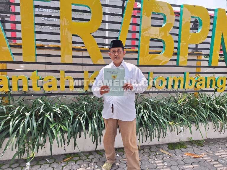 Penggugat Muchammad Zainuri saat berada di Kantor ATR/BPN Jombang. (ISTIMEWA/MITRAMEDIA) 