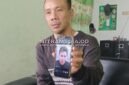 Pihak keluarga saat menunjukkan foto korban. (ANANG/MITRAMEDIA) 
