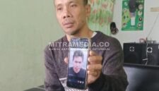 Pihak keluarga saat menunjukkan foto korban. (ANANG/MITRAMEDIA) 