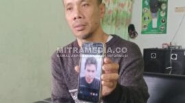 Pihak keluarga saat menunjukkan foto korban. (ANANG/MITRAMEDIA) 