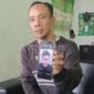 Pihak keluarga saat menunjukkan foto korban. (ANANG/MITRAMEDIA) 