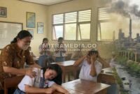 Ilustrasi siswa belajar dikepung limbah di Jombang. (ANANG/MITRAMEDIA) 