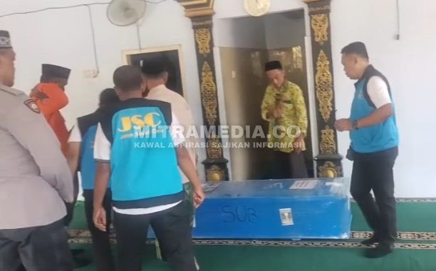 Korban saat hendak disalati dan dimakamkan di rumah duka Desa Bulurejo, Kecamatan Diwek, Kabupaten Jombang. (ANANG/MITRAMEDIA) 