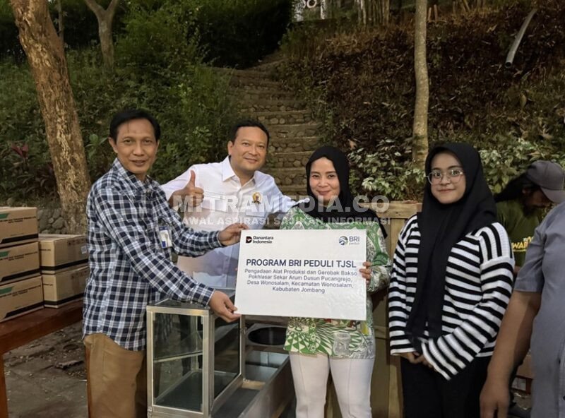 Poklahsar Sekar Arum di Desa/Kecamatan Wonosalam, Kabupaten Jombang, menerima bantuan program Tanggung Jawab Sosial dan Lingkungan (TJSL) dari BRI Kantor Cabang Jombang berupa mesin pencetak bakso dan gerobak jualan untuk mempercepat proses produksi. (ISTIMEWA) 
