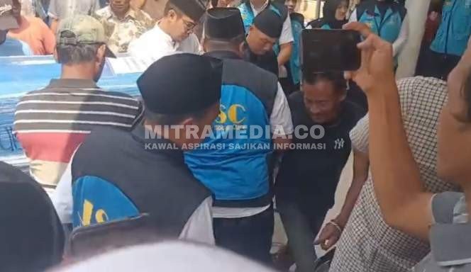 Jenazah saat tiba di rumah duka. (ANANG/MITRAMEDIA) 