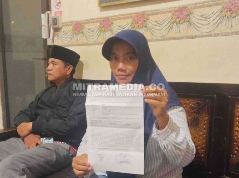 Korban saat menunjukkan bukti laporan polisi. (MITRAMEDIA) 