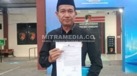 Pengacara pelapor, Syarahuddin, SH., dari Kantor Hukum SSA Al-Wahid saat diwawancarai di Mapolres Jombang. (MITRAMEDIA) 