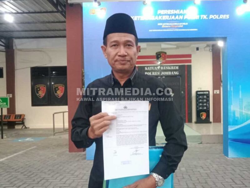 Pengacara pelapor, Syarahuddin, SH., dari Kantor Hukum SSA Al-Wahid saat diwawancarai di Mapolres Jombang. (MITRAMEDIA) 