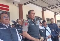 Kepala Kepolisian Negara Republik Indonesia (Kapolri) Jenderal Polisi Suyudi Ario Seto saat meresmikan Desk Ketenagakerjaan tingkat kewilayahan yang dipusatkan di Markas Polres Jombang, Jawa Timur. (ANANG/MITRAMEDIA) 