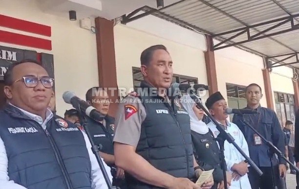 Kepala Kepolisian Negara Republik Indonesia (Kapolri) Jenderal Polisi Suyudi Ario Seto saat meresmikan Desk Ketenagakerjaan tingkat kewilayahan yang dipusatkan di Markas Polres Jombang, Jawa Timur. (ANANG/MITRAMEDIA) 