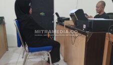 Pelapor saat dimintai keterangan oleh polisi. (ANANG/MITRAMEDIA.CO)