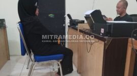 Pelapor saat dimintai keterangan oleh polisi. (ANANG/MITRAMEDIA.CO) 