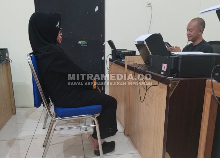 Pelapor saat dimintai keterangan oleh polisi. (ANANG/MITRAMEDIA.CO) 