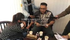 Kuasa Hukum Tergugat III, Syahrial Saragih, SH., MH., saat diwawancarai di Pengadilan Negeri Jombang usai sidang. (ANANG/MITRAMEDIA)