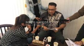 Kuasa Hukum Tergugat III, Syahrial Saragih, SH., MH., saat diwawancarai di Pengadilan Negeri Jombang usai sidang. (ANANG/MITRAMEDIA) 